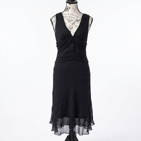 Banana Republic Dresses & Skirts - Banana Republic Black V-Neck Sleeveless Midi Dress - Size 6